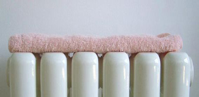 暖氣片上方塊毛巾可以有效防止暖氣片熏黑牆