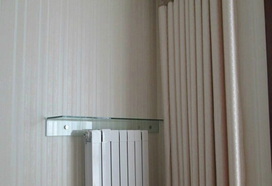 暖氣片上麵裝塊透明玻璃防止牆熏黑，簡單美觀