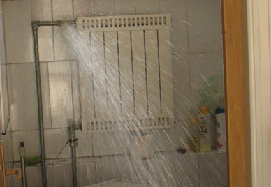 暖氣管道爆裂水漫臥室